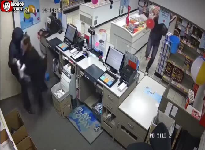 Video :Customers and employees in Scotland make fun of an armed robber